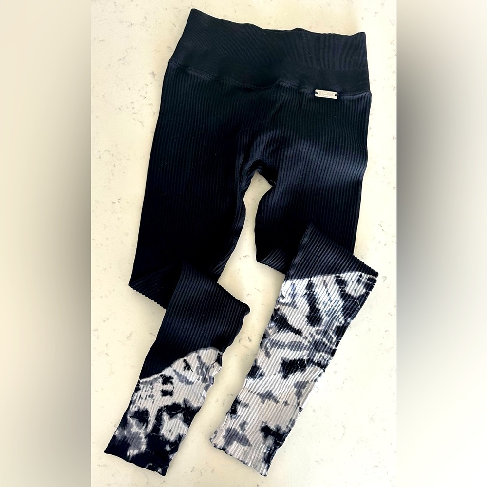 Bombshell Leggings XS BLACK AND WHITE.